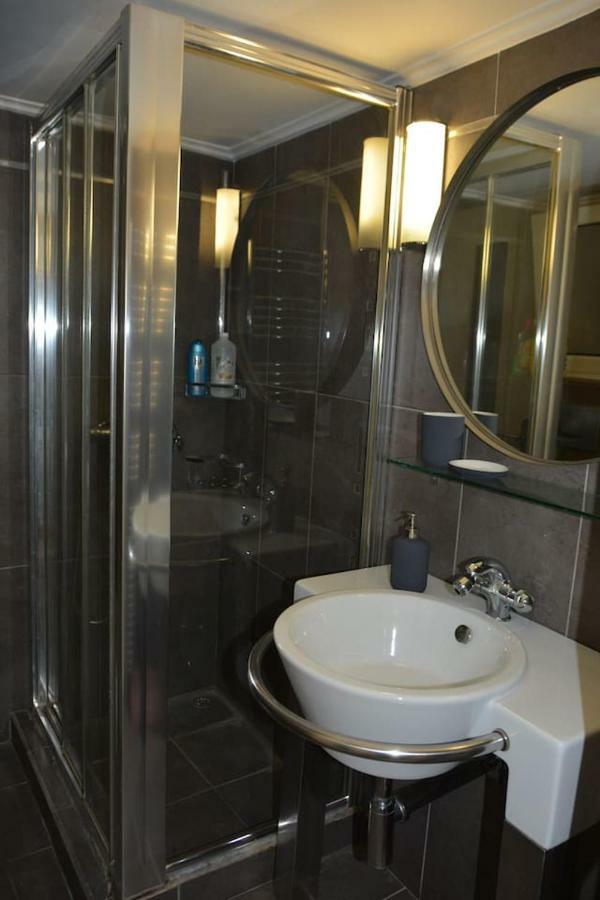 Modern Apartment, 5΄ Walk From Central Metro Station Athen Eksteriør bilde